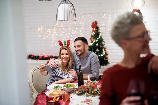 Happy přátelé slaví Vánoce — Stock fotografie