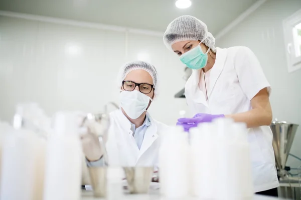 Cientistas que verificam a qualidade dos produtos cosméticos — Fotografia de Stock