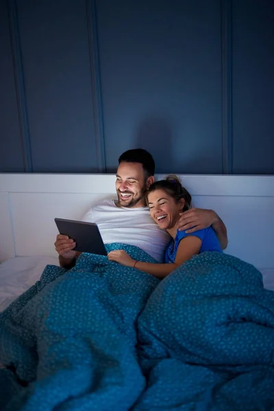 Amor pareja acostada en la cama — Foto de Stock