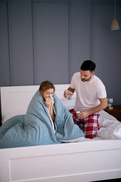 Kranke Schöne Junge Frau Sitzt Mit Decke Bedeckt Auf Dem — Stockfoto