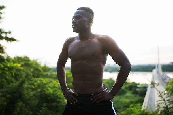 Afro-Amerikaanse man in park — Stockfoto