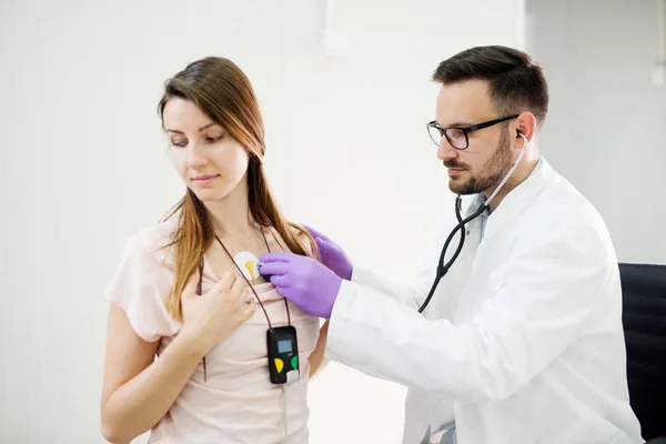 Bonita Jovem Mulher Vestindo Holter Monitor Dispositivo Enquanto Médico Verificando — Fotografia de Stock