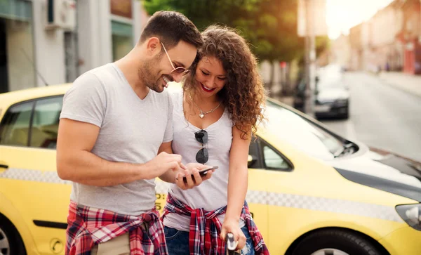 Couple travelling in city — Stock Photo, Image