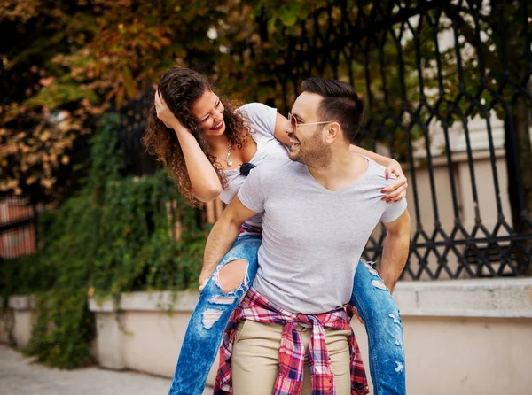 Pareja de amor disfrutando viajar — Foto de Stock