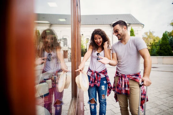 Young Happy Love Couple Travelling City Luggage Looking Shop Window — Stock Photo, Image