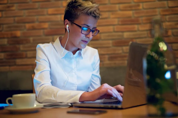 Jonge zakenvrouw typen op laptop — Stockfoto
