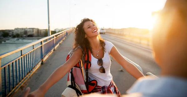 Jovem Mulher Feliz Gostando Viajar Com Seu Namorado Pôr Sol — Fotografia de Stock