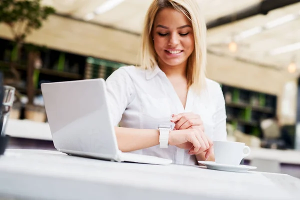 Femme d'affaires travaillant avec ordinateur portable — Photo