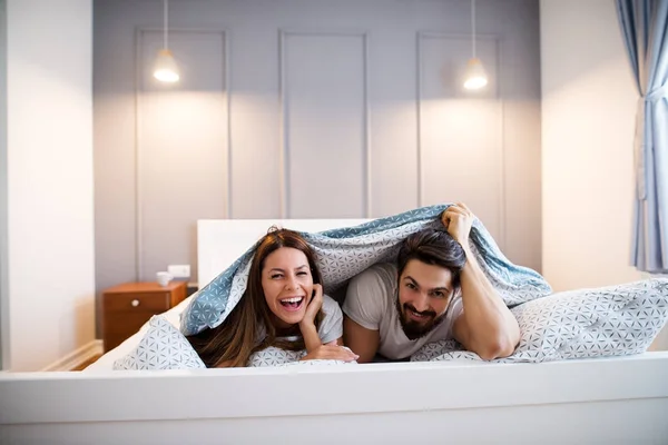 Пара в пижаме спальня — стоковое фото