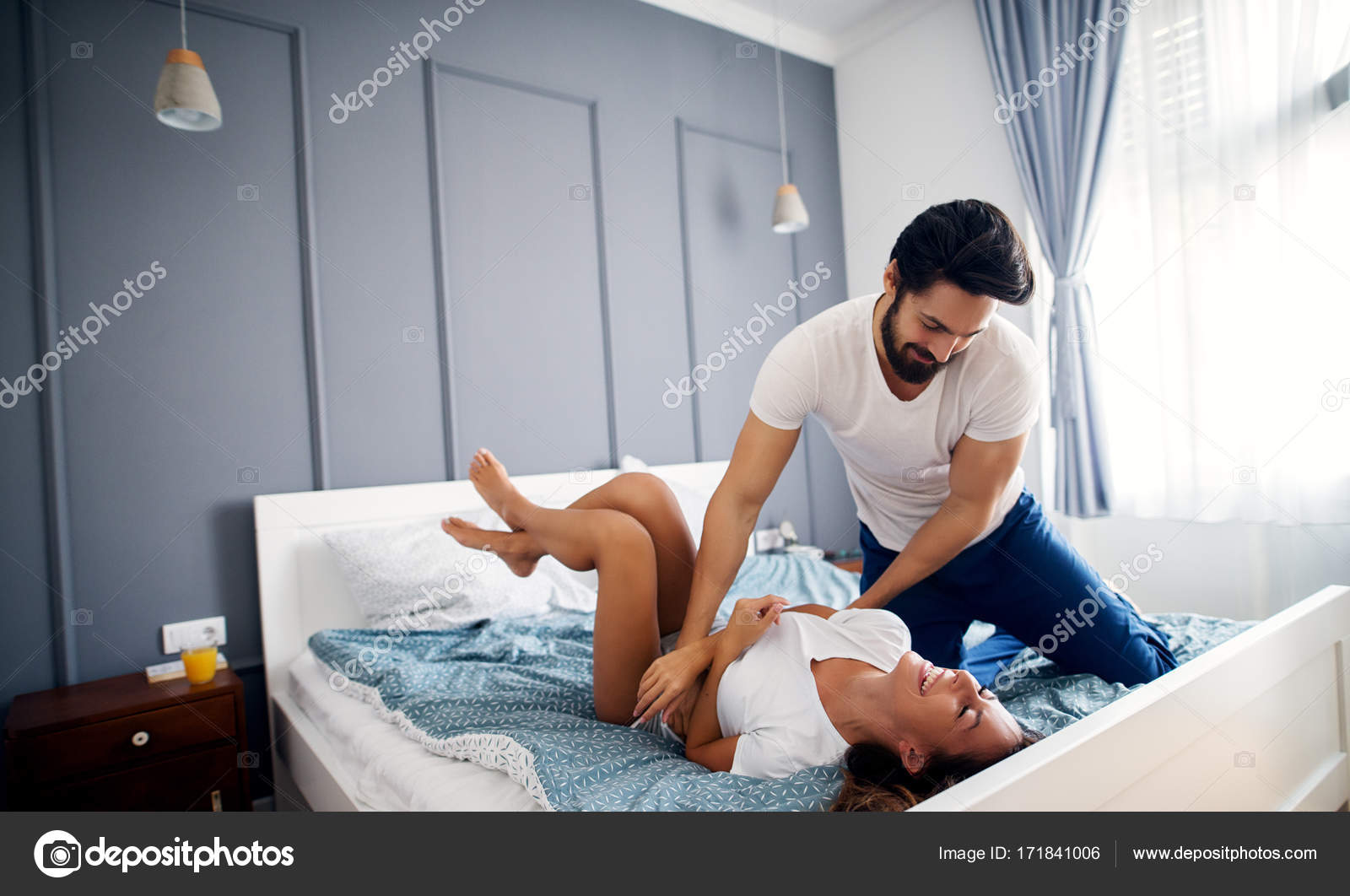 Щекотать девушку. Девушки щекотят парня. Девушка щикотает парня. Щекотать парня. Щекотать парня.