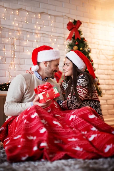 Lyckliga par firar jul hemma — Stockfoto