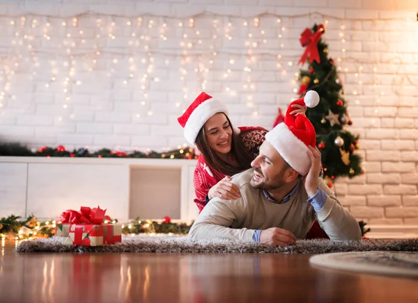 Casal feliz celebrando o Natal em casa — Fotografia de Stock