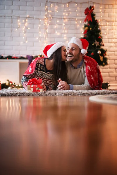 Glückliches Paar feiert Weihnachten zu Hause — Stockfoto