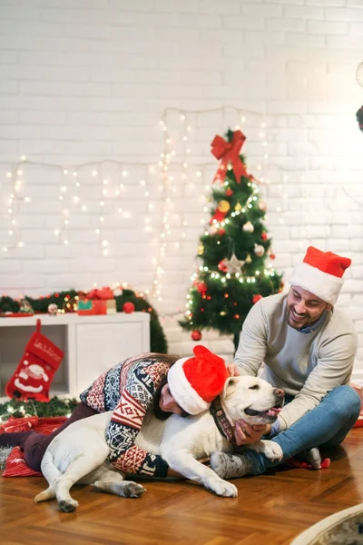 Paar feiert Weihnachten mit Hund — Stockfoto