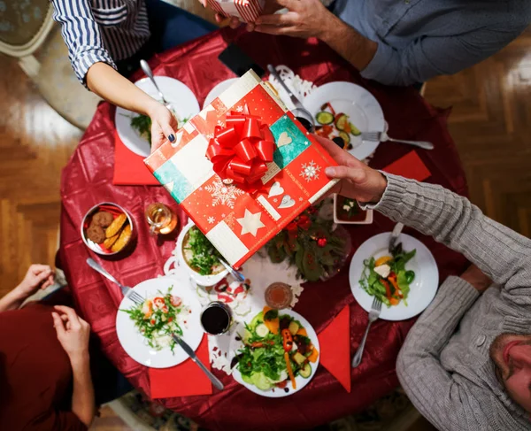 Amigos felizes celebrando o Natal — Fotografia de Stock