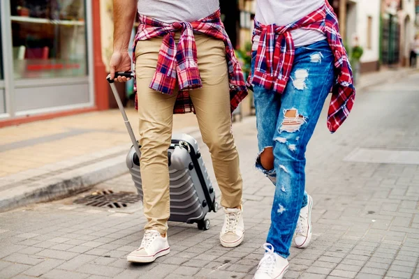 Casal viajando na cidade com bagagem — Fotografia de Stock