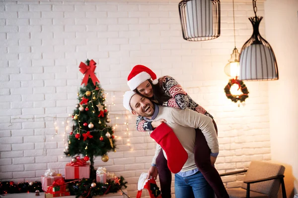 Glückliches Paar feiert Neujahr — Stockfoto