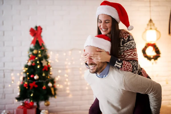 Pareja feliz celebrando Año Nuevo — Foto de Stock