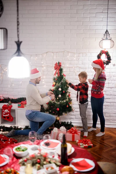 Eltern und kleiner Sohn feiern Weihnachten — Stockfoto