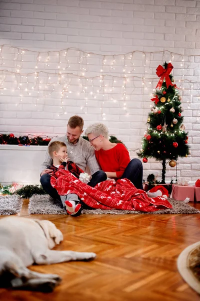 Glückliche Familie feiert Weihnachten — Stockfoto