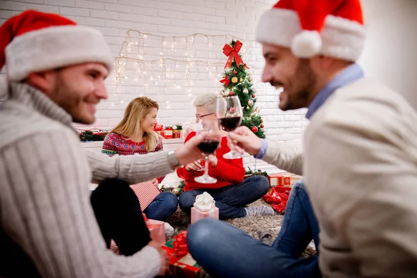 Amigos felizes celebrando o Natal — Fotografia de Stock