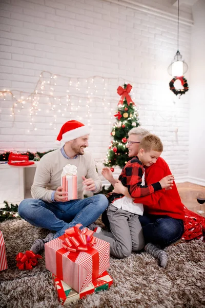 Glückliche Familie feiert Weihnachten — Stockfoto