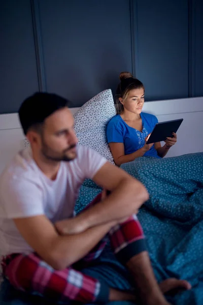 Hombre cerca de la mujer usando tableta pc —  Fotos de Stock