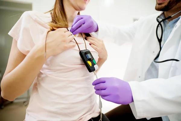 Giovane Donna Che Indossa Dispositivo Monitoraggio Holter Mentre Medico Controlla — Foto Stock