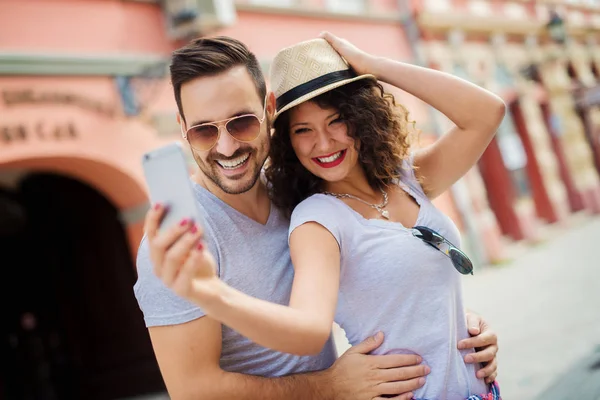 Paar reizen in stad — Stockfoto