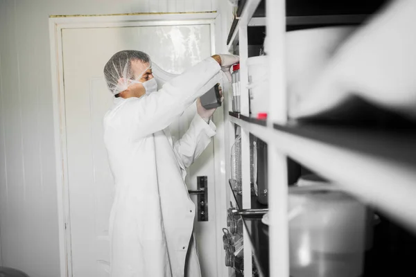 Homme scientifique en manteau blanc et masque — Photo