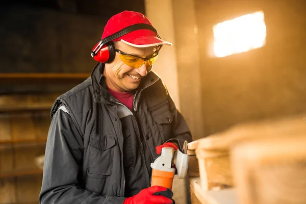 Glad Senior Snickare Professionella Uniform Arbetar Med Elektrisk Slipmaskin Verktyg — Stockfoto