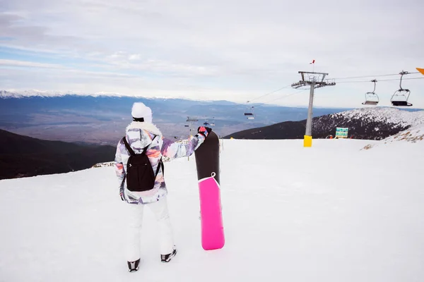 Vista Trasera Del Turista Con Mochila Sosteniendo Snowboard Pie Montaña —  Fotos de Stock
