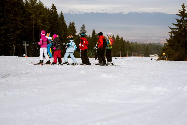 Grupo Niños Pie Fila Aprender Esquiar Montaña Nieve —  Fotos de Stock