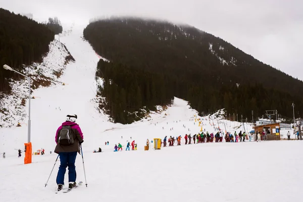 Esquiador Montaña Nevada Concepto Ocio Invierno Activo —  Fotos de Stock