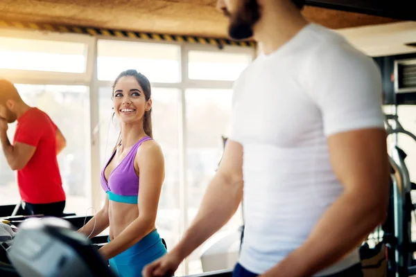 Frau und Mann laufen auf Laufband — Stockfoto