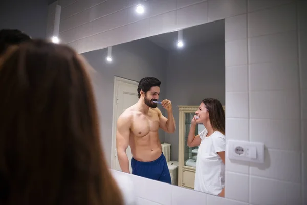 Liefde paar in badkamer — Stockfoto