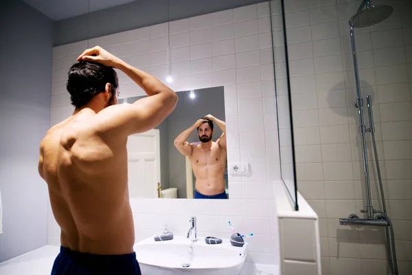 Kas Sakallı Gömleksiz Adam Banyoda Saç Modeli Bir Ayna Önünde — Stok fotoğraf
