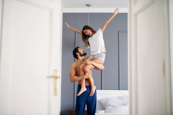 Gelukkige paar met plezier in de slaapkamer — Stockfoto