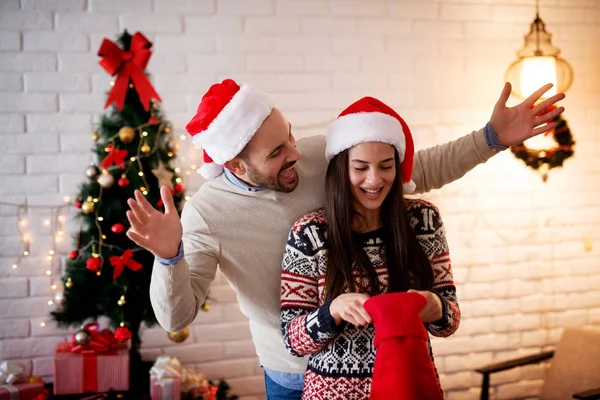 Lyckliga par firar jul — Stockfoto