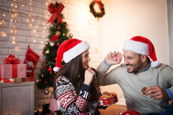 Glückliches Paar feiert Weihnachten zu Hause — Stockfoto