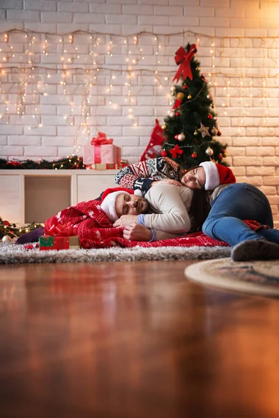 Pasangan bahagia merayakan Natal di rumah — Stok Foto
