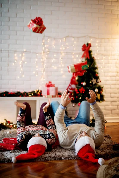 Casal feliz celebrando o Natal em casa — Fotografia de Stock