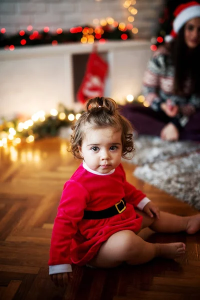 Χαριτωμένο κοριτσάκι τα Χριστούγεννα — Φωτογραφία Αρχείου
