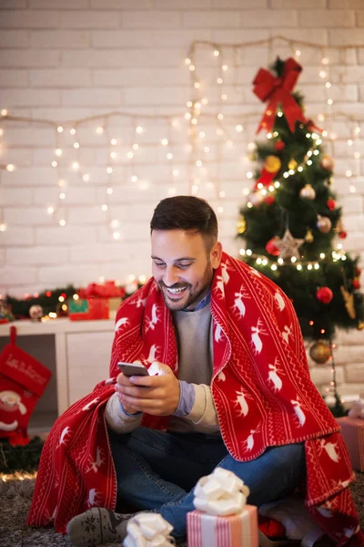 Man använder smartphone på jul — Stockfoto