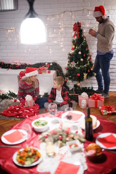 Rodiče a malý syn slaví Vánoce — Stock fotografie