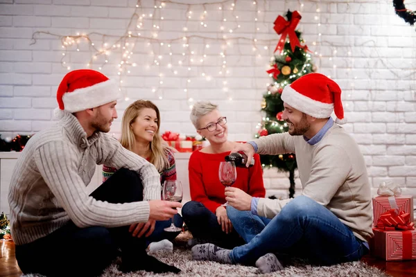 Glada vänner firar jul — Stockfoto