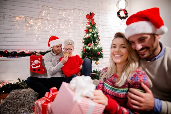 Happy vrienden vieren Kerstmis — Stockfoto