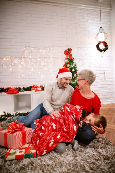 Glad familj firar jul — Stockfoto