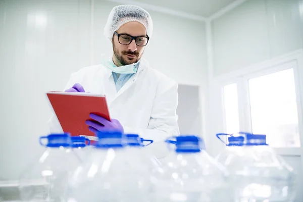 Scientist checking quality of water — Stock Photo, Image