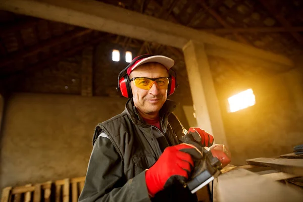 Vedoucí carpenter pózuje v dílně — Stock fotografie